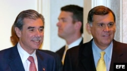 El senador republicano del estado de Florida Mel Martínez (dcha), el secretario de Comercio de EEUU, Carlos Gutiérrez (i)