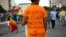 Un hombre muestra una consigna escrita en la parte posterior de su camiseta durante una "conga" contra la homofobia y la transfobia en La Habana.