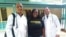 Los médicos cubanos secuestrados en Kenya, Assel Herrera (izq) y Landy Rodríguez (der.), al centro una persona sin identificar. (Facebook).