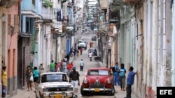 Varias personas transitan por una calle del barrio Centro Habana