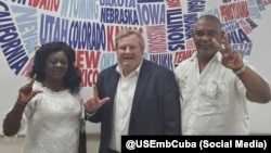 Los opositores cubanos Berta Soler y Ángel Moya, junto al jefe de la misión diplomática de EEUU en La Habana, Mike Hammer (centro).