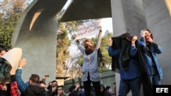 Estudiantes iraníes protestan contra el gobierno en Teherán.