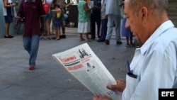 Un hombre en La Habana, Cuba, lee el diario oficial Granma.