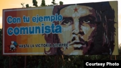 Un cartel en una calle de La Habana alude al "espíritu comunista" en el que se inspira el Gobierno cubano.