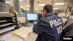 Un oficial de ICE monitorea una operación de la agencia.