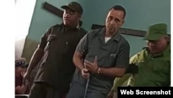 El preso político Ernesto Borges, en marzo del 2020, durante un permiso para asistir al sepelio de su madre. (Foto tomada del Facebook del activista Mario Félix Lleonart)