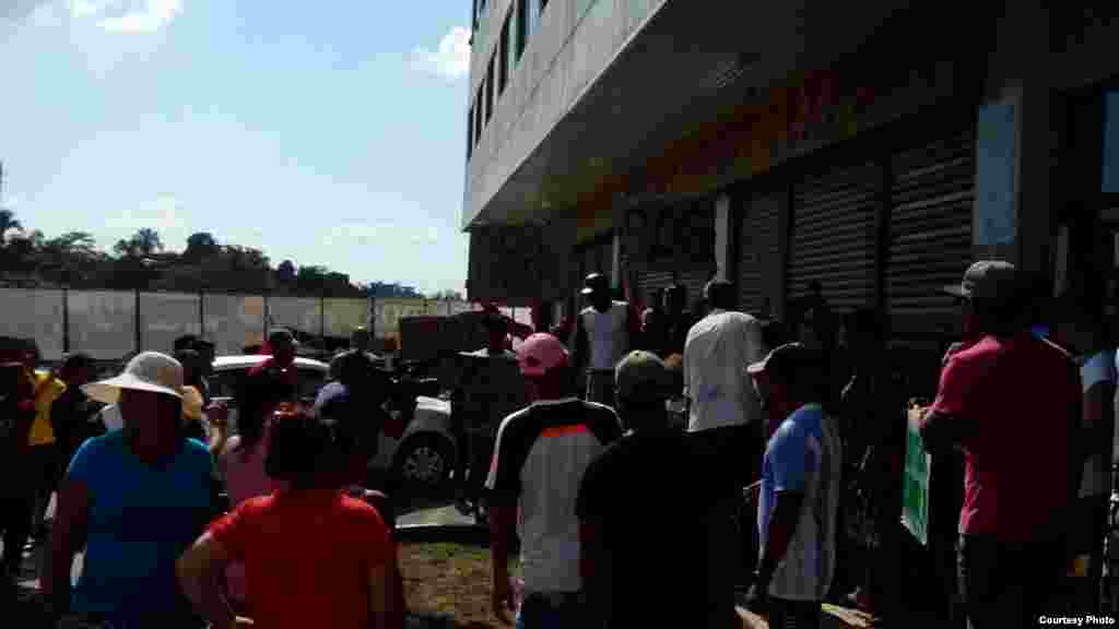 Migrantes cubanos en Panamá, que no fueron incluidos en los vuelos hacia México y otros que llegaron con posterioridad, buscan respuesta a su situación migratoria.