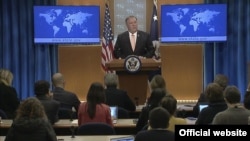 El secretario de Estado, Mike Pompeo, se dirige a la prensa.