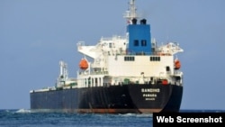 El tanquero Sandino, con bandera de Panamá.