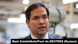 El secretario de Estado de EEUU, Marco Rubio, habla con los medios durante una visita a los talleres de la empresa de mantenimiento de aeronaves Aeroman en San Luis Talpa, El Salvador, el 3 de febrero de 2025.