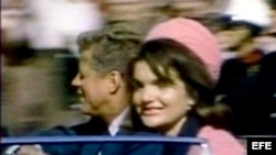 Fotograma de una secuencia inédita facilitada el martes 20 de febrero del 2007, que muestra al presidente estadounidense John F. Kennedy (i) junto a su esposa, Jacqueline Kennedy (d), unos 90 segundos antes de que fuera asesinado en Dallas, Texas.