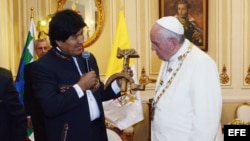 Evo Morales intercambia regalos con el Papa, entre ellos una cruz formada con una hoz y un martillo.