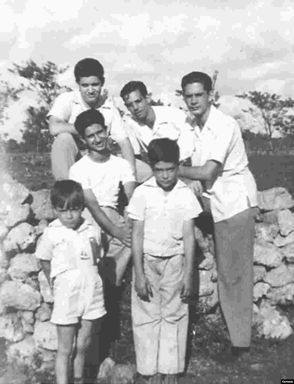 Junto a unos amigos. Ordenado sacerdote para la Diócesis de Matanzas el 5 de julio de 1959, Román fue expulsado a España por el régimen comunista de Fidel Castro junto a otros 130 religiosos el 17 de septiembre de 1961, a bordo