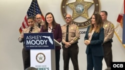 La senadora Ashley Moody durante una conferencia de prensa en Miami.