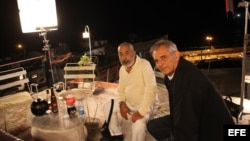 El cineasta francés Laurent Cantet (d) y el escritor cubano Leonardo Padura en La Habana, durante el rodaje de su más reciente película (diciembre, 2013).