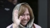 La escritora y periodista bielorrusa Svetlana Alexievich tras la rueda de prensa en Minsk (Bielorrusia) hoy, 8 de octubre de 2015. La escritora ha ganado hoy el Premio Nobel de Literatura, según anunció la Academia Sueca hoy en Estocolmo.