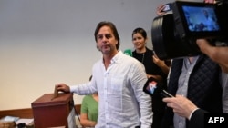 El presidente de Uruguay Luis Lacalle Pou vota en Canelones, Uruguay, en las elecciones presidenciales que deciden si la coalición de centroderecha que lidera seguirá en el poder.