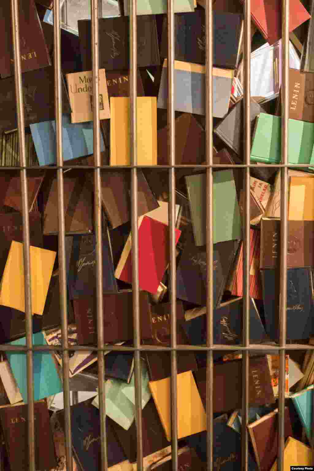 Libros de Lenin tras las rejas en el Museo de la Ocupación en Estonia.