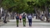 Policías caminan por la calle El Paseo del Prado en La Habana, el 15 de noviembre de 2021, día de la Marcha Cívica por el Cambio.