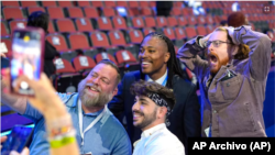 Congresista Malcolm Kenyatta (C), posa con un grupo de creadores de contenido en la Convención Nacional Demócrata, 22/08/2024, en el United Center en Chicago.