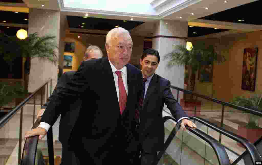 El ministro de Asuntos Exteriores de España, José Manuel García-Margallo (i), asiste hoy, lunes 24 de noviembre de 2014, a una reunión con miembros de la Asociación de Empresarios Españoles en Cuba (AEEC).