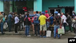 Habaneros hacen cola para comprar alimentos, en medio de medidas restrictivas por el alza de casos de COVID-19. (Yamil LAGE / AFP)