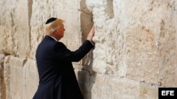 El presidente estadounidense Donald Trump reza frente al Muro de las Lamentaciones durante su visita a Jerusalén.