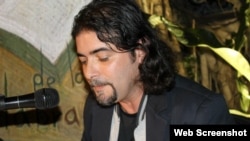 El poeta Joaquín Badajoz durante una lectura en La Otra Esquins de las Palabras