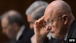 El Director Nacional de Inteligencia estadounidense, James Clapper, testifica en el Senado durante la presentación del informe anual 2013 del Comité de Inteligencia sobre las amenazas contra intereses de EE.UU. en el mundo.