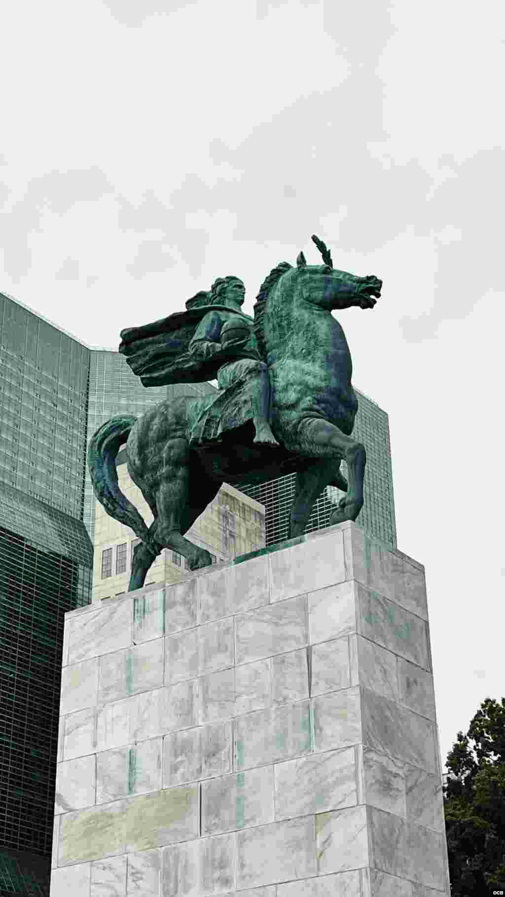 Una escultura adorna los jardines de las Naciones Unidas.