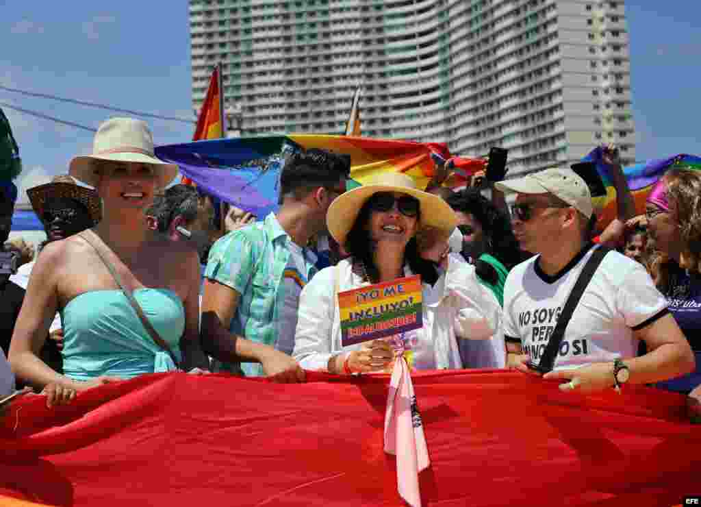 Mariela Castro (c), directora del Centro Nacional de Educación Sexual (Cenesex), e hija del presidente cubano Raúl Castro, junto a la actriz estadounidense Candis Cayne (i), encabeza una conga por los derechos LGTBI, en la 9 jornada contra la homofobia y