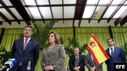 El ministro de Justicia de España, Rafael Catalá (i), se reúne con su homóloga cubana María Esther Reus (c), para la firma de un memorando de entendimiento.