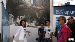 Una azafata explica a varios visitantes el funcionamiento de un televisor 3D hoy, lunes 4 de noviembre de 2013, en uno los pabellones de la Feria Internacional de La Habana (FIHAV 2013) en La Habana (Cuba). Cuba aprovechará FIHAV-2013, en la que participan más de 900 empresas extranjeras, para promocionar su Zona de Desarrollo Especial del Mariel (ZEDM), a donde el Gobierno de Raúl Castro quiere atraer inversiones foráneas para convertir ese área en uno de los motores que impulsen la deprimida economía del país comunista. EFE/Alejandro Ernesto.