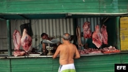 Un hombre compra carne en un puesto callejero en La Habana (Cuba).