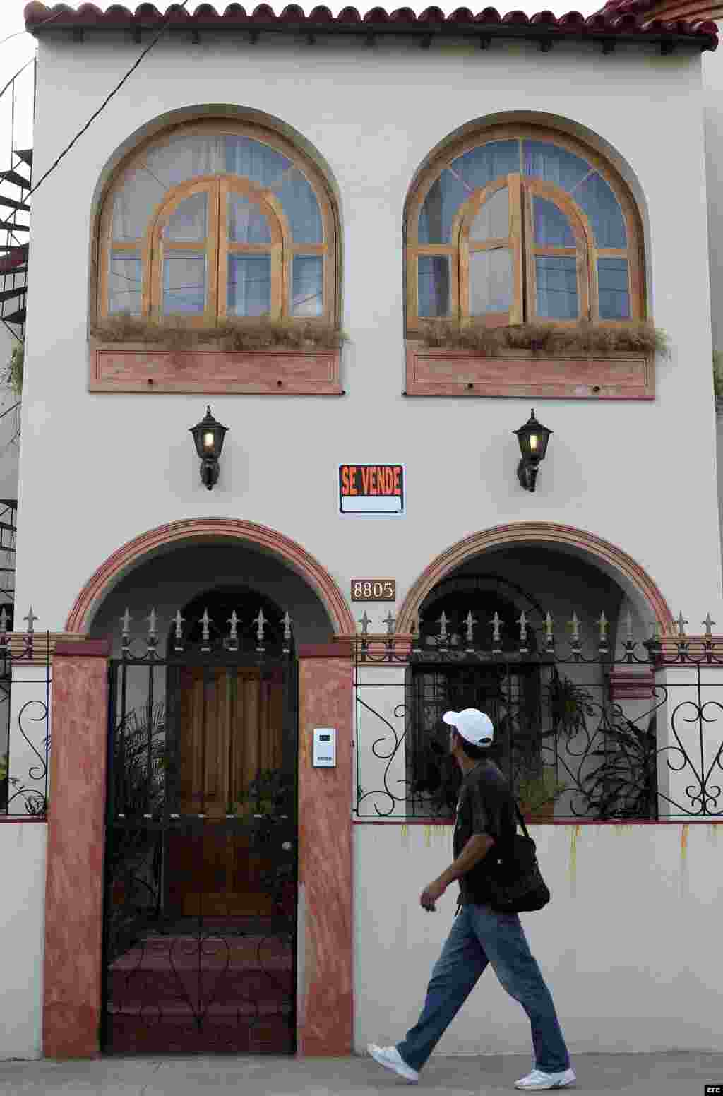 En la isla se venden "casas de lujo" en barrios elegantes como Miramar y El Vedado, hasta modestas viviendas de la periferia con precios que pueden ir de 5.000 a más de 100.000 pesos cubanos convertibles (CUC, equivalente al dólar).