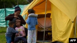 Una familia migrante venezolana en un campamento humanitario en Bogotá, Colombia.