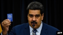 Nicolás Maduro sostiene un pequeño ejemplar de la Constitución.