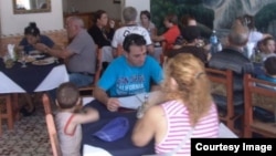 Clientes de El Mesón, paladar en Pinar del Río. (14ymedio)