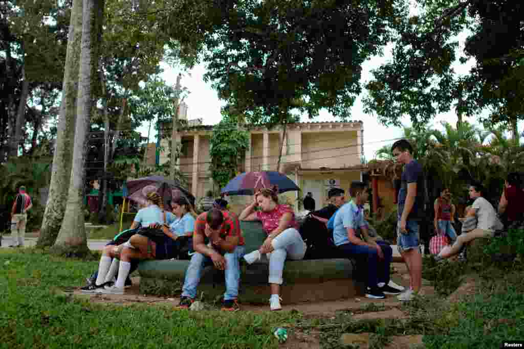 Estudiantes esperan algún medio de transporte en Viñales, Cuba. REUTERS/Alexandre Meneghini