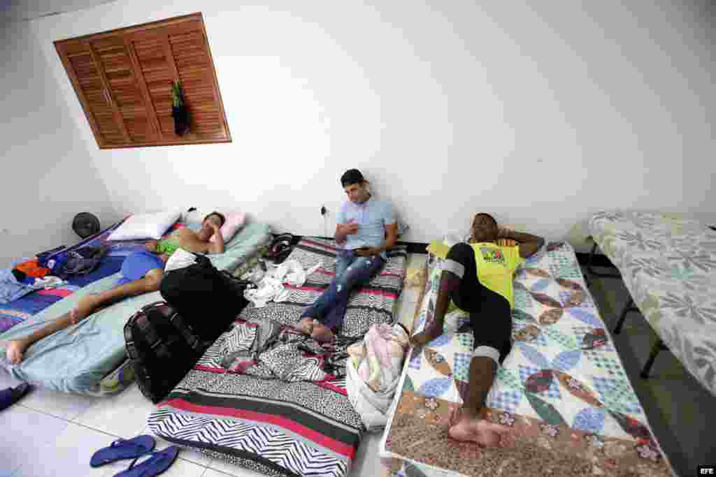 Cubanos a la espera de que los gobiernos de la región vuelvan a acordar un operativo especial y puedan trasladarse a México para llegar a Estados Unidos. 