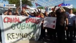 Migrantes llevarán rosas durante una marcha a agentes fronterizos Migrantes llevarán rosas durante una marcha a agentes fronterizos