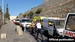 Paramédicos de la Estrella de David Roja atienden a víctimas del atentado en la Puerta de los Leones de Jerusalén. (Mogen David Adom)