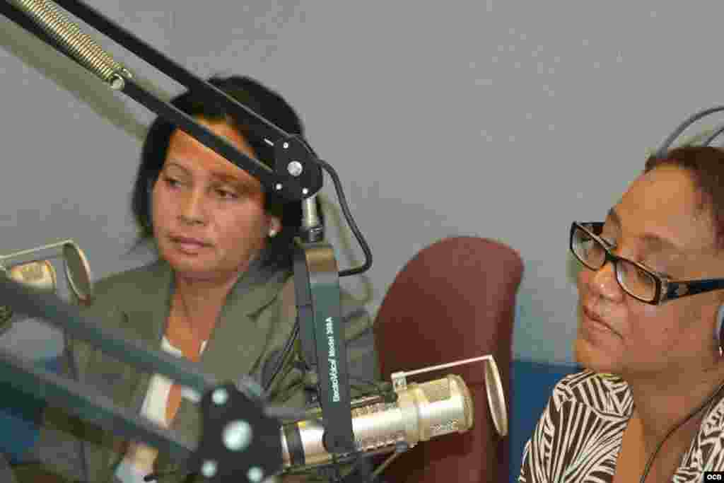 Niurbis Mejías, directora de proyectos de FLAMUR en Cuba, junto a una de las presentadoras del programa, Exilda Arjona.  