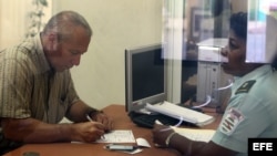 Un hombre realiza un trámite en una oficina regional de la Dirección de Inmigración y Extranjería en La Habana (Cuba).