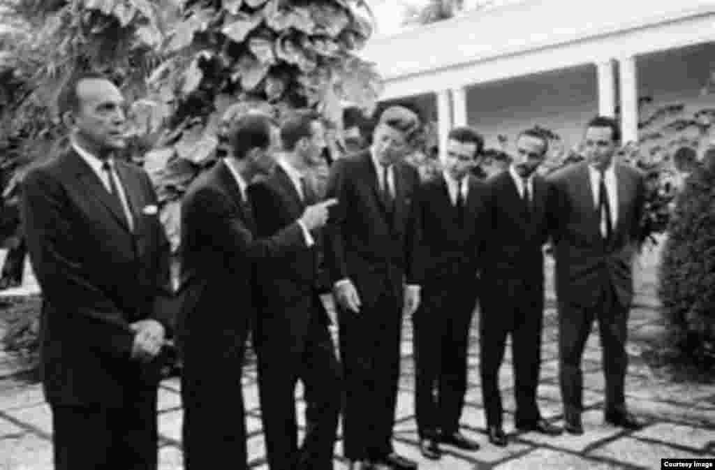 Directivos de la Brigada 2506 con el Pdt. JFK (Oliva el 2do. de derecha a izquierda)