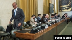 Robert Wood, embajador estadounidense sobre desarme, tras abandonar la sesión en Ginebra. Tomado de @USAmbCD