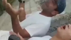 Jóvenes en Santa Clara responden a los actos de repudio del régimen cubano Jóvenes en Santa Clara responden a los actos de repudio del régimen cubano