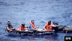 Foto de archivo de un grupo de inmigrantes cubanos llegando a las costas de Florida en un bote.