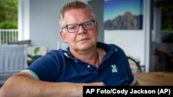 Matthias Krull, exbanquero de la firma suiza Julius Baer en Venezuela, posa para un retrato en su casa de Miami, el 18 de marzo de 2021. (AP Foto/Cody Jackson)