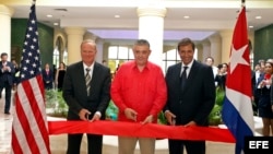 El jefe administrativo y asesor general de Starwood Hotels & Resorts Worldwide, Kenneth S. Siegel (i), el presidente del grupo hotelero cubano Gaviota, Carlos Latuff Carmenate (c), y el jefe de operaciones para Latinoamérica de Starwood Hotels & Resorts,